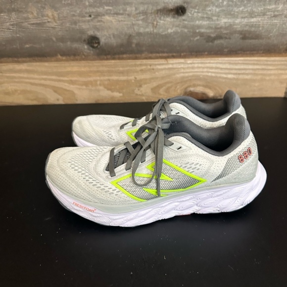 New Balance Fresh Foam X 880v14 Women's Grey Lime Glo Left Size 7.5 Right Size 8 - Picture 2 of 10